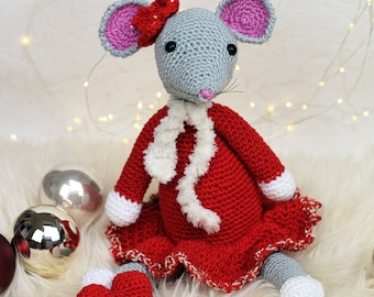 Christmas crochet mouse Lily. Häkelmaus Lilly, eine Weihnachtsmaus, Heklemønster på julemusa Lilly. PFD