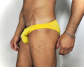 Gelber Basic-Bikini-Slip-Badeanzug für Herren aus schwulem Lycra. Paket-Enhancer. 100 % handgefertigt