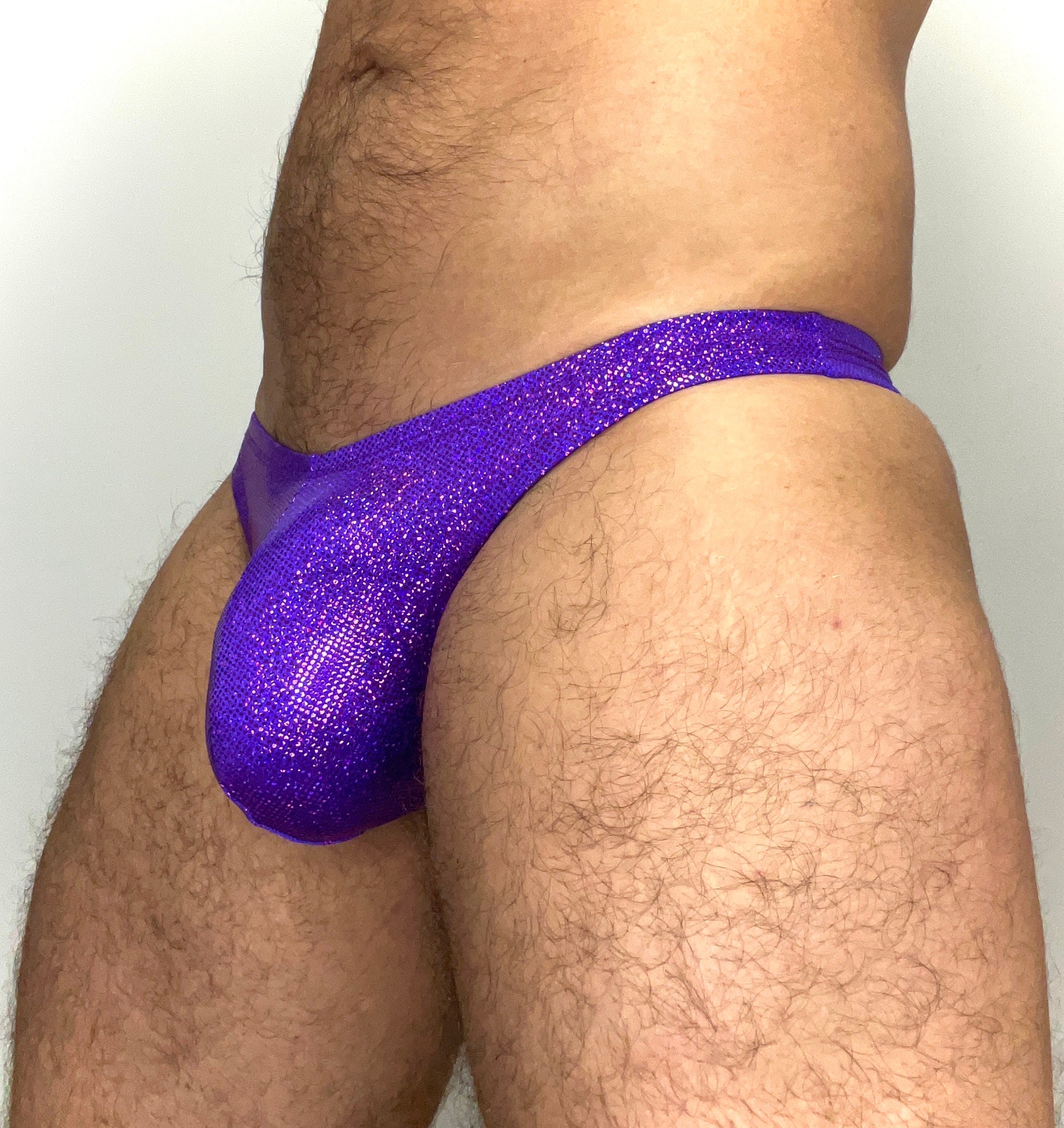 Calção de banho masculino estilo tanga gay, roxo e brilhante, com losangos. 100% feito à mão. Confortável e sexy...