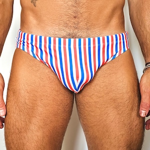 Gay-Badehose für Herren. 100% handgefertigt. Limitierte Auflage. Blau-rot-weiße Längsstreifen. Gefüttert und mit Kordelzug. Zum Schwimmen.