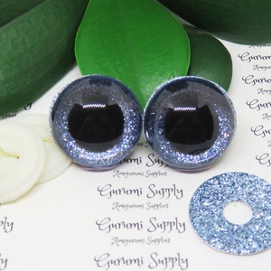 30 mm genomskinliga runda säkerhetsögon med blå isglitter, non-woven iris, svarta pupiller och brickor: 1 par - Docka / Amigurumi / Djur / Virkad