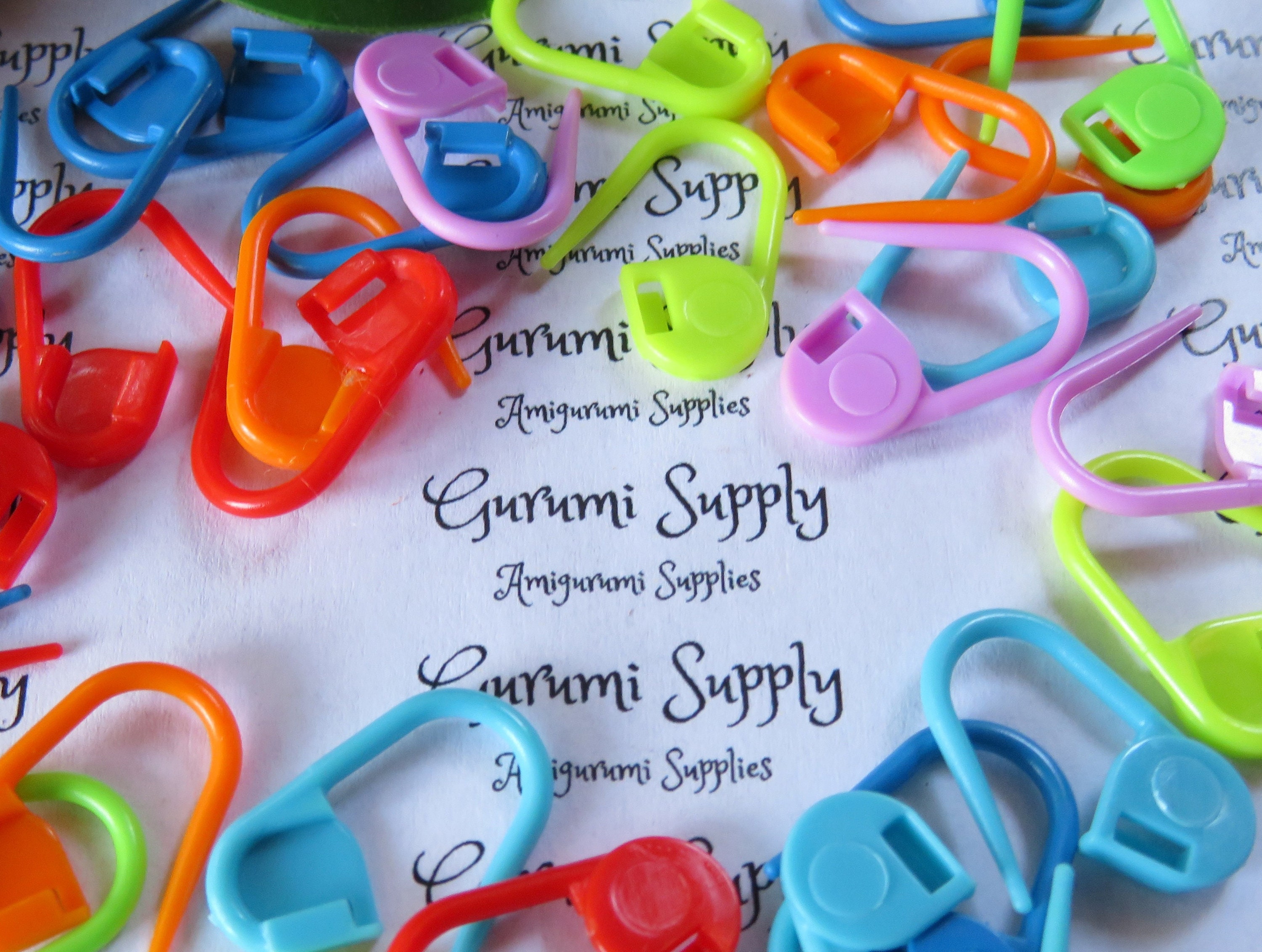 STITCH MARKERS - PLASTIC SAFETY PINS x10 —  - Yarns