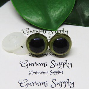 Puede incluir: Dos ojos de seguridad de pl&aacute;stico verde con pupilas negras y arandelas blancas. Los ojos tienen un di&aacute;metro de 12 mm. Gurumi Supply Amigurumi Supplies.