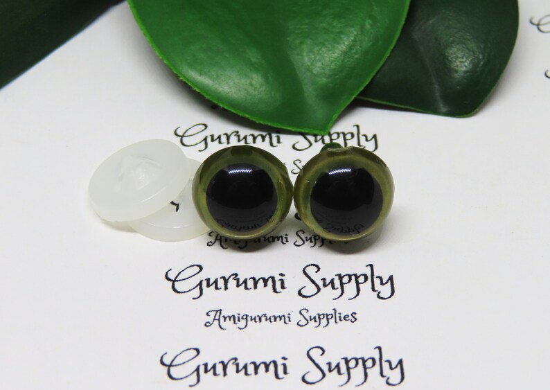 Puede incluir: Dos ojos de seguridad de pl&aacute;stico verde con pupilas negras y arandelas blancas. Los ojos tienen un di&aacute;metro de 12 mm. Gurumi Supply Amigurumi Supplies.