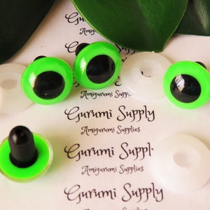 15mm Neon Green Iris Black Pupil Round Safety Eyes and Washers: 2 Pairs - Doll / Amigurumi / Animal / Creation / Plastic / Crochet / Knit