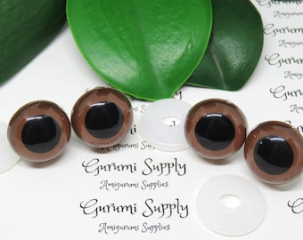 Puede incluir: Cuatro ojos de seguridad de plástico marrón con pupilas negras y arandelas blancas. Los ojos son para proyectos de amigurumi. Gurumi Supply Amigurumi Supplies está impreso en el fondo blanco.