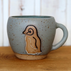 Taza de pingüino hecha a mano, taza de invierno, regalo para amantes de la naturaleza, taza de café con motivo de pájaro, idea de regalo para amantes de los animales en estilo hygge.