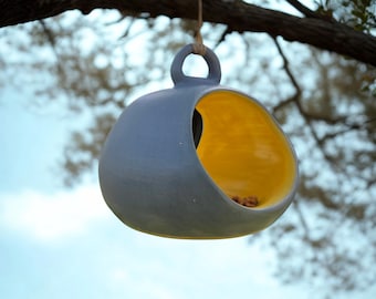 Vogelfutterhaus zum Hängen • Futterstation für Vögel • Garten Dekoration aus Steinzeug Keramik • Geschenk für Vogelliebhaber