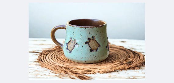 Handgemachte Schildkröten Tasse – Steinzeug Kaffeebecher, Getöpferter Becher mit Naturmotiv, Keramiktasse Türkis, Spülmaschinenfest, 300 ml