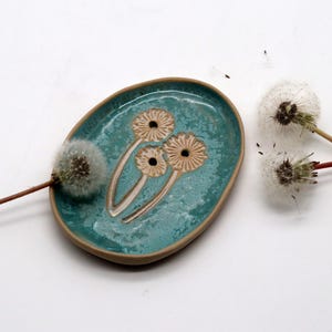 Handgemaakte zeepschaal met paardenbloem, keramiek van steengoed, turquoise badkamerdecoratie, handgemaakt cadeau voor haar, zeepschaal badkamer, uniek