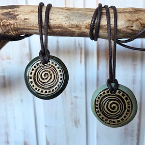 Minimalistische Halskette mit Keramik-Anhänger • Verstellbare Knoten-Kette • Handgemachtes Geschenk für Mama • Handgefertigter Schmuck