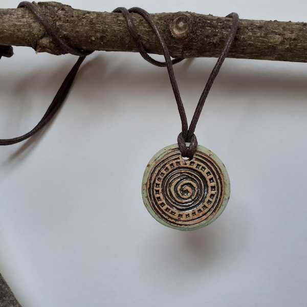 Boho Halskette, Hippie-Schmuck, Minimalistischen Schmuck, Halskette mit Keramik Anhänger, Spiralanhänger, Handgefertigter Schmuck