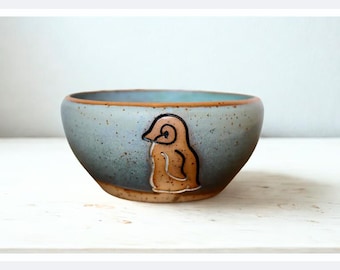 Handgemaakte ontbijtkom met pinguïnmotief, cadeau voor vogelliefhebbers, handgemaakt keramisch servies, minimalistisch design