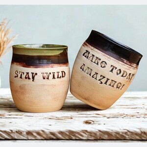 Grote handgemaakte koffiemok zonder oor – mok van steengoedkeramiek met positieve spreuk, rustieke drinkbeker, vaatwasserbestendig, 500 ml