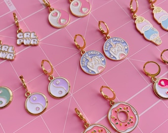 Pendientes de aro con dijes de esmalte: joyas kawaii divertidas