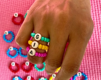 Anillos con inicial / Anillos divertidos / Anillos de colores / Anillos de moda / Bead Rings / Anillos de cuentas.