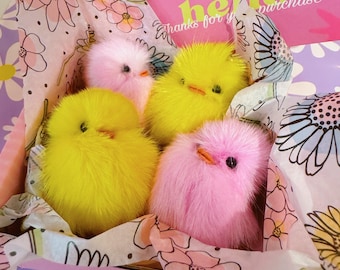 Colgante de pollito esponjoso: Adorno kawaii hecho a mano para teléfono, llavero y bolso