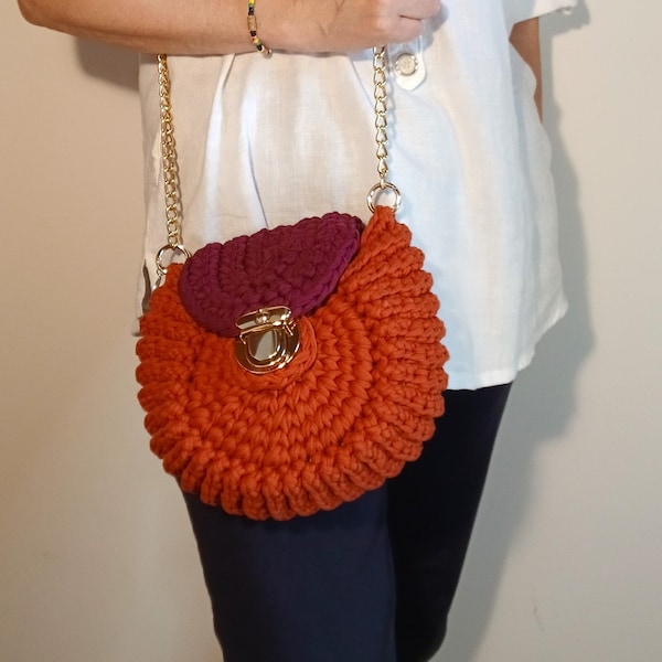 Bolso redondo de crochet hecho a mano con cinta de algodón – Bolso con asas intercambiables (cadena dorada y asa de resina)