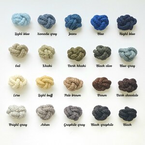 Peut inclure: Une collection de 20 petits cordons nou&eacute;s de diff&eacute;rentes couleurs, notamment bleu clair, gris xanadu, jean, bleu, bleu nuit, avoine, kaki, kaki fonc&eacute;, olive noir, gris bleu, &eacute;cru, beige clair, brun clair, brun, chocolat fonc&eacute;, gris clair, cendr&eacute;, gris graphite, noir graphite et noir.