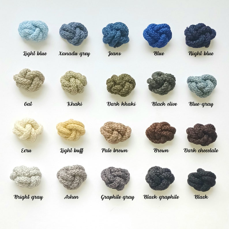 Peut inclure: Une collection de 20 petits cordons nou&eacute;s de diff&eacute;rentes couleurs, notamment bleu clair, gris xanadu, jean, bleu, bleu nuit, avoine, kaki, kaki fonc&eacute;, olive noir, gris bleu, &eacute;cru, beige clair, brun clair, brun, chocolat fonc&eacute;, gris clair, cendr&eacute;, gris graphite, noir graphite et noir.