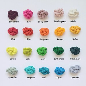 Peut inclure: Un nuancier de 20 couleurs diff&eacute;rentes de cordon, chacune nou&eacute;e en un n&oelig;ud. Les couleurs sont : bordeaux, rose, rose poudr&eacute;, rose p&acirc;le, blanc, rouge, feu, tangerine, soleil, jaune, citron, vert lime, vert, vert fonc&eacute;, vert bouteille, vert th&eacute;, turquoise, sarcelle, cyan et lavande.