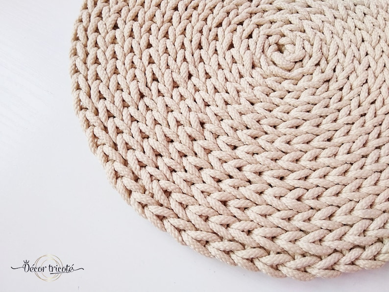 Сервировочные салфетки из рафии. Салфетка сервировочная. Плетеная салфетка. Подставки под горячее из шнура. Подставка для салфеток из джута.