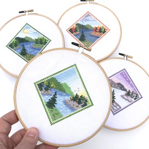 Puede incluir: Cuatro aros de bordado con dise&ntilde;os de punto de cruz que representan las diferentes estaciones. Los aros son de madera y tienen un fondo de tela blanco. Los dise&ntilde;os tienen forma de diamante y representan un lago, &aacute;rboles y cielo. Las estaciones son primavera, verano, oto&ntilde;o e invierno.