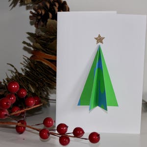Tarjeta navideña en 3D hecha a mano en estilo escandinavo con diseño geométrico verde y azul y árbol de Navidad