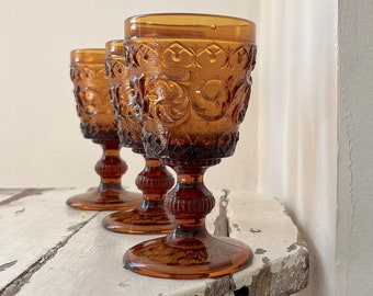 3 Verres à pieds ambre gaufrés du milieu du siècle.verres à pieds ambre vintage.vintage Français verres à boire.Français verres à dépression ambre