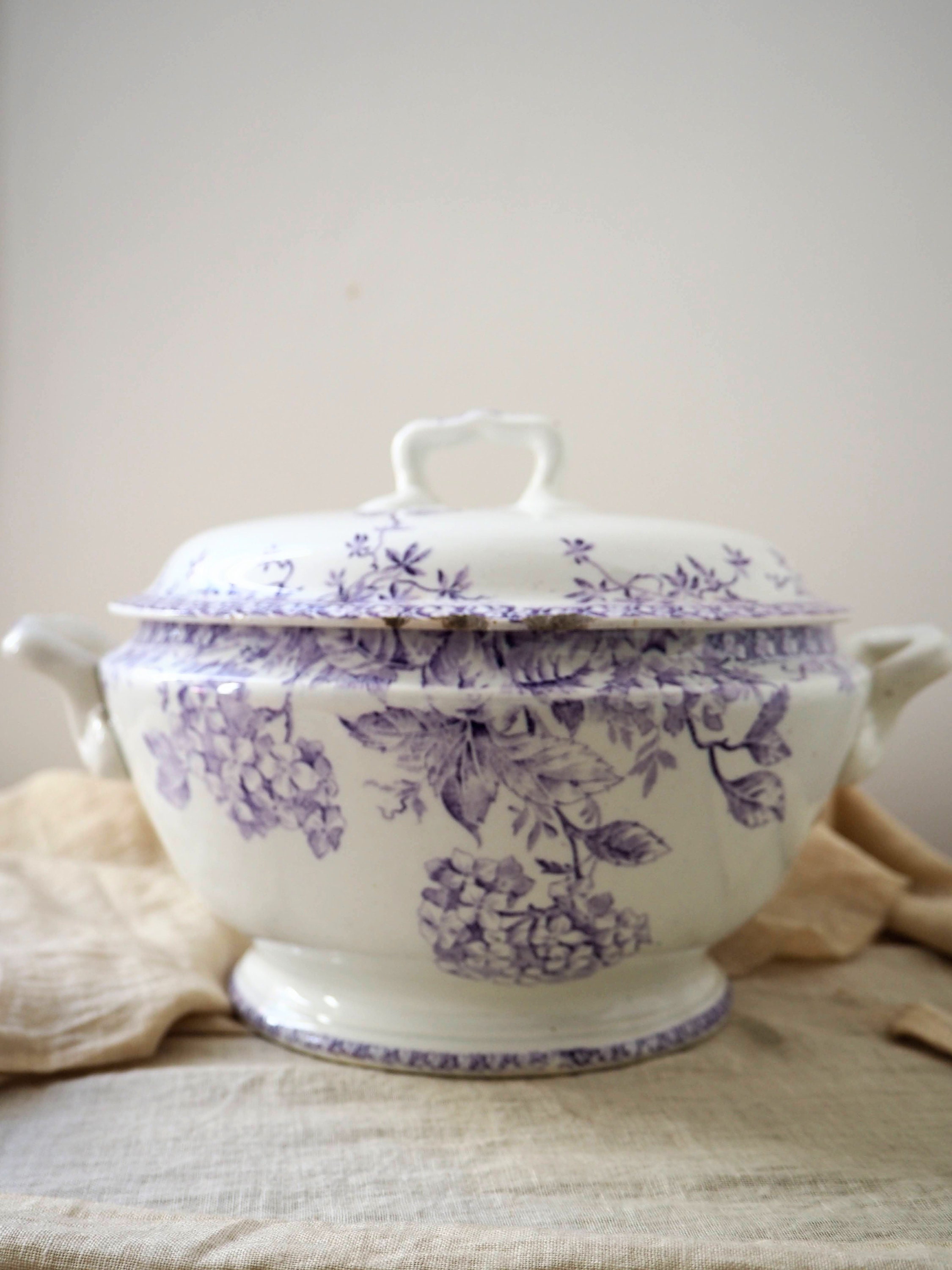 rare soupière opaque de gien lavande. ancien bol à soupe sur pied français modèle hortensia. décor ferme antique. jeanne d'arc living.