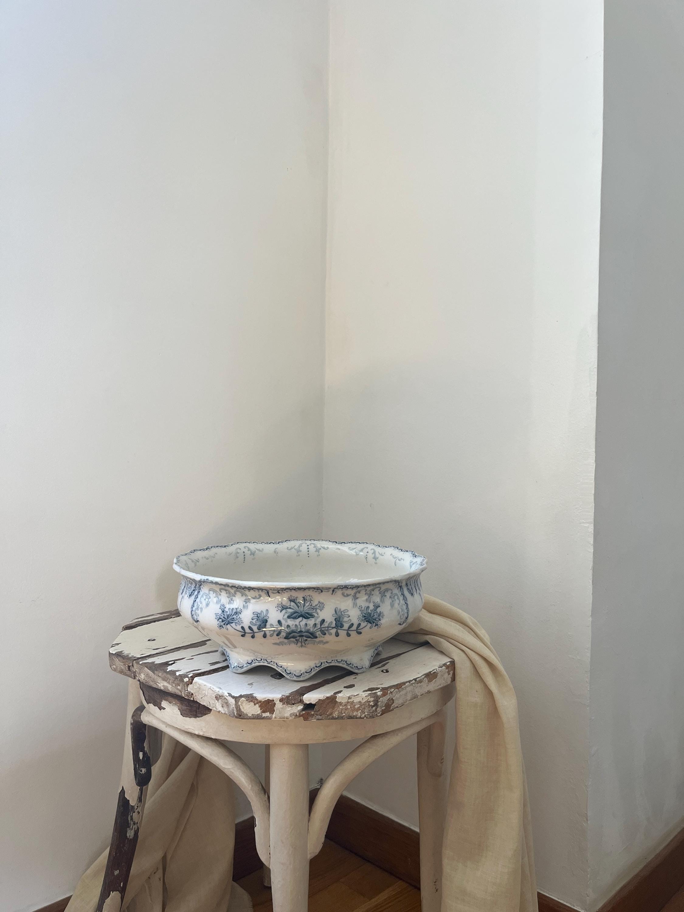 St Amand Hamage REGENCE ラヴィエ　2 Antique SAINT AMAND Et HAMAGE Model Regence Embossed White Blue