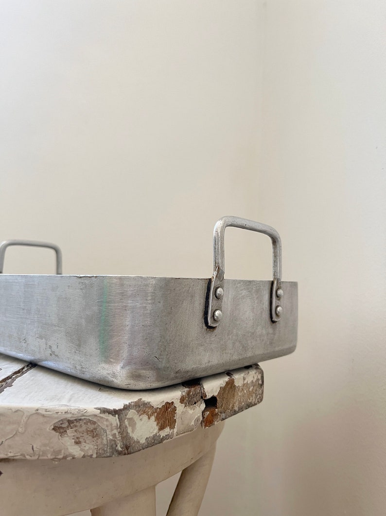 Medium Vintage Rustic French Aluminium Roasting Rectangle Tray.Vintage Rôti Platter With Handles.French Aluminium Baking Pan.Kitchenalia imagen 5