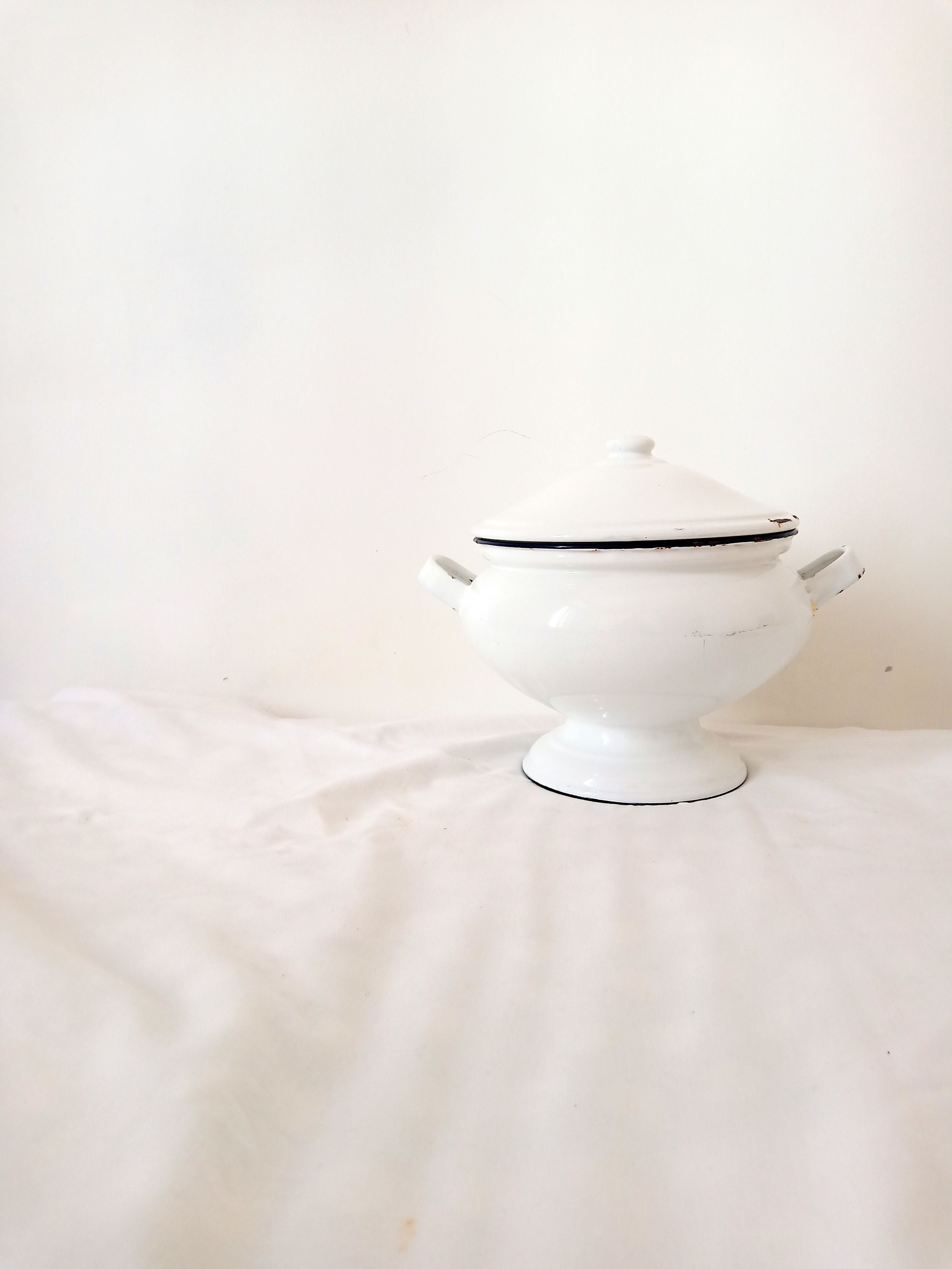 Vintage Chippy Large Suédois Kockums Soupe en Émail Tureen avec Couvercle.soupe Blanche Suédoise Tur