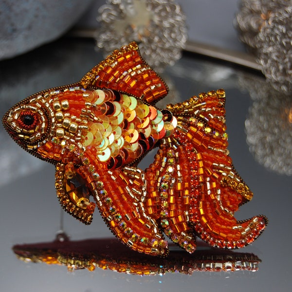 Broche de poisson d'or, épingle de poisson rouge perlée, bijoux d'océan de vie marine, accessoires de fête de Noël