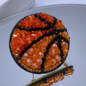 Broche de baloncesto naranja hecho a mano: joyería para aficionados al deporte