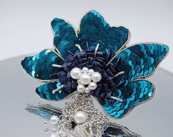 Broche fleur turquoise, fleur botanique, épingle brodée à la main perlée