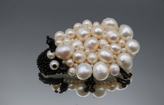 Pearl sheep pendant black beads long necklace UK Seller Pearl sheep pendant black beads long necklace UK Seller