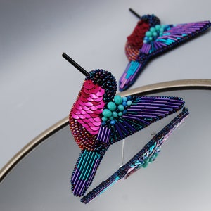 Broche doiseau, Broche à bijoux perlée colibri, Épingle rose violet, Épingle en cristal en verre strass, Broderie de paillettes, Cadeau amoureux des oiseaux image 7