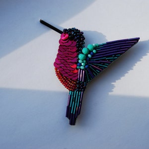 Broche doiseau, Broche à bijoux perlée colibri, Épingle rose violet, Épingle en cristal en verre strass, Broderie de paillettes, Cadeau amoureux des oiseaux image 4