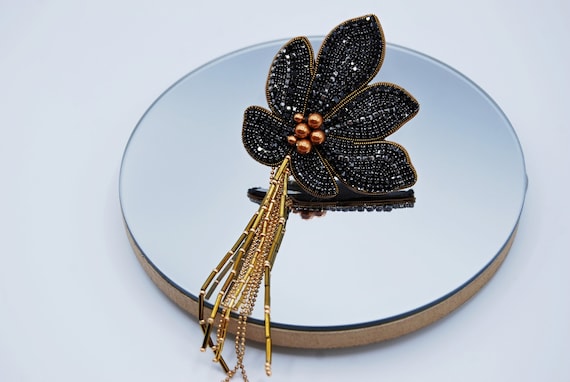 Broche USA à Cristaux Rhinestone Fleur Noire - Chic Et Fashion, Neuf Sans Emballage