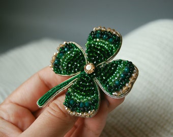 Kleeblatt Brosche: Grünes Kleeblatt mit Kristall & Rocailles Bead Embroidery
