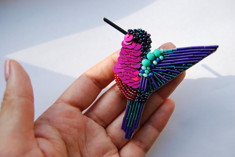 Broche doiseau, Broche à bijoux perlée colibri, Épingle rose violet, Épingle en cristal en verre strass, Broderie de paillettes, Cadeau amoureux des oiseaux image 1