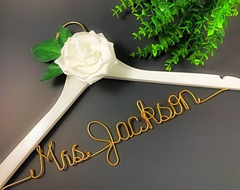 Bridal hanger with flower, Wedding hanger, Personalized wedding hangers, Custom wedding hanger, Wire hanger, Bridal party hangers