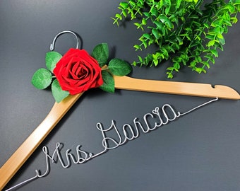 Bridal hanger with rose, wedding hanger for the bride, personalized wedding hangers, custom wedding hanger, wire name hanger, wire word