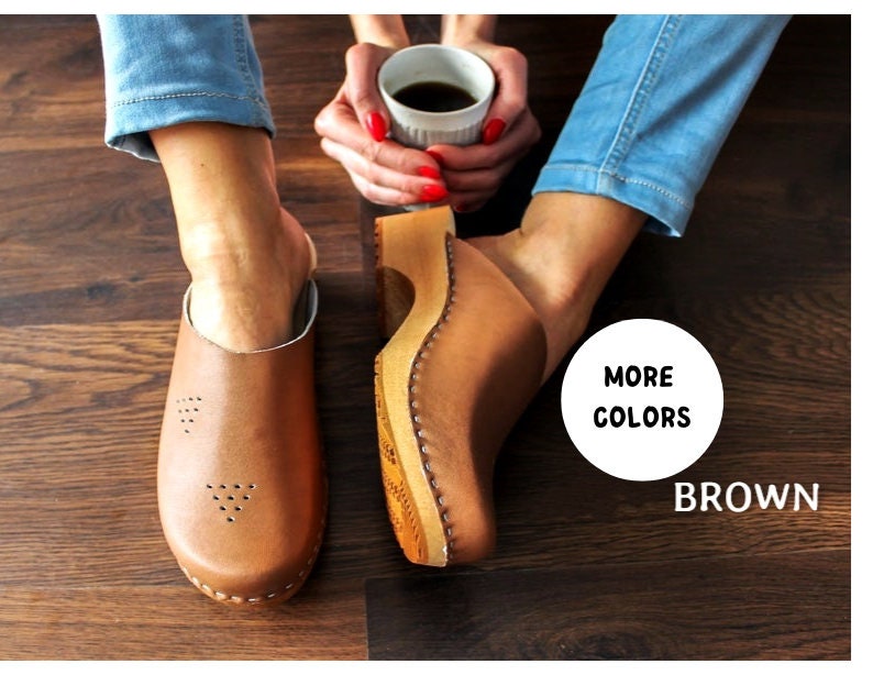 Zoccoli svedesi da donna in pelle, scarpe marroni con suola in legno e tacco basso, zoccoli svedesi, scarpe in vera pelle color cognac, scarpe di grandi dimensioni, regalo