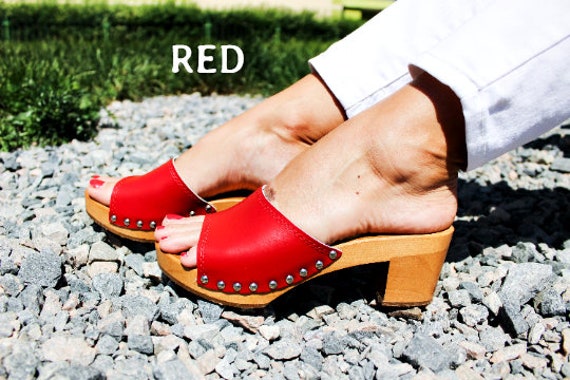 vijver Uiterlijk Feodaal Lederen sandalen rood Klompen Sandalen Sandalen Houten klompen - Etsy België
