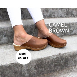 Tamancos tamancos suecos com furos tamancos masculinos de madeira sandálias de couro legítimo sandálias femininas mulas de couro sandálias femininas madeira camelo sapatos de salto baixo
