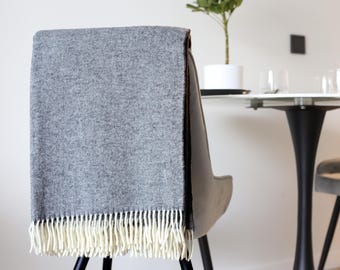 Manta tejida de lana merino gris claro: 55"x80"