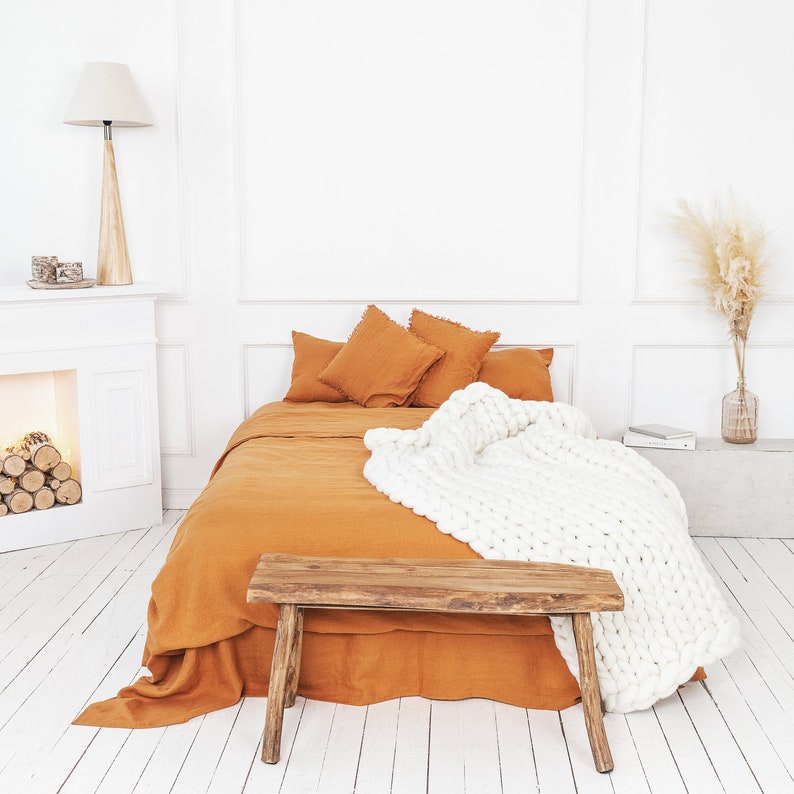 White chunky bed throw creates a cozy feeling for your bedroom