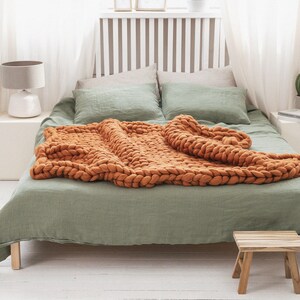 ginger Chunky knit bed throw on the bed